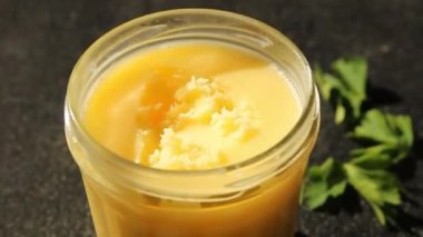 Ghee tereyağı ya da tereyağı. Lezzetli gurme yemek arkaplanı. Masanın üstünde.
