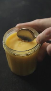 Ghee tereyağı ya da tereyağı. Lezzetli gurme yemek arkaplanı. Masanın üstünde.