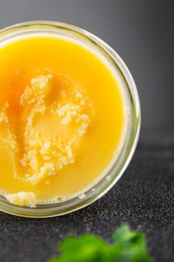 Ghee tereyağı ya da tereyağı. Lezzetli gurme yemek arkaplanı. Masanın üstünde.