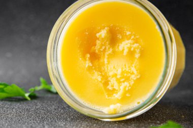 Ghee tereyağı ya da tereyağı. Lezzetli gurme yemek arkaplanı. Masanın üstünde.