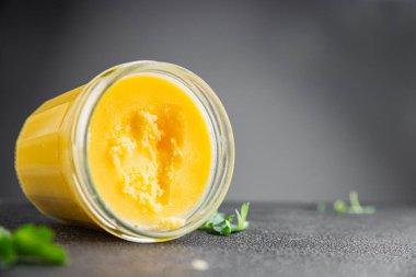 Ghee tereyağı ya da tereyağı. Lezzetli gurme yemek arkaplanı. Masanın üstünde.