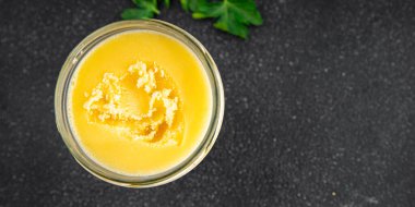 Ghee tereyağı ya da tereyağı. Lezzetli gurme yemek arkaplanı. Masanın üstünde.