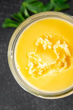 Ghee tereyağı ya da tereyağı. Lezzetli gurme yemek arkaplanı. Masanın üstünde.