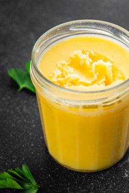 Ghee tereyağı ya da tereyağı. Lezzetli gurme yemek arkaplanı. Masanın üstünde.
