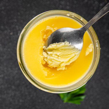Ghee tereyağı ya da tereyağı. Lezzetli gurme yemek arkaplanı. Masanın üstünde.