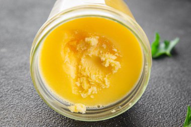 Ghee tereyağı ya da tereyağı. Lezzetli gurme yemek arkaplanı. Masanın üstünde.