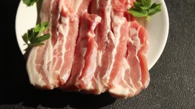 Domuz pastırması domuz eti taze lezzetli gurme yemek arkaplanı masanın üzerinde rustik yemek üst görünüm fotokopi alanı