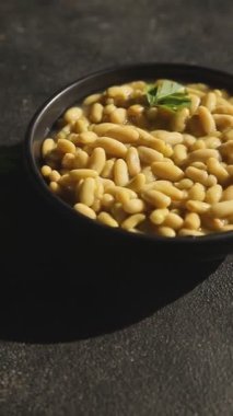 Fasulye flageolet yeşil fasulye taze lezzetli gurme yemek arka planı masa rustik gıda fotokopi alanı keto ve paleo diyet vejetaryen ve vejetaryen gıda