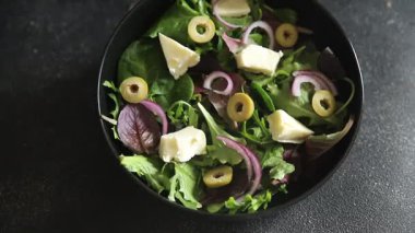 Zeytinli, peynirli ve yeşil yapraklı salata masadaki lezzetli gurme yemek arkaplanı rustik yemekler fotokopi alanı keto ve paleo diyet vejetaryen yemekleri.