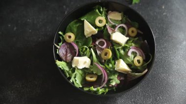 Zeytinli, peynirli ve yeşil yapraklı salata masadaki lezzetli gurme yemek arkaplanı rustik yemekler fotokopi alanı keto ve paleo diyet vejetaryen yemekleri.