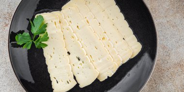 Peynir dilimleri tartiflette yumuşak peynir lezzetli lezzetli gurme yemek arkaplanı masa rustik gıda üst görünüm fotokopi alanı