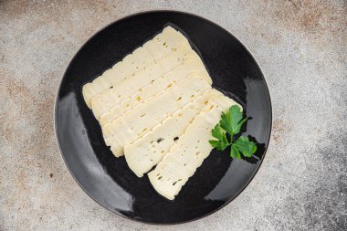 Peynir dilimleri tartiflette yumuşak peynir lezzetli lezzetli gurme yemek arkaplanı masa rustik gıda üst görünüm fotokopi alanı