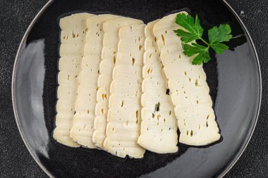 Peynir dilimleri tartiflette yumuşak peynir lezzetli lezzetli gurme yemek arkaplanı masa rustik gıda üst görünüm fotokopi alanı