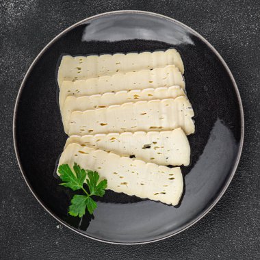 Peynir dilimleri tartiflette yumuşak peynir lezzetli lezzetli gurme yemek arkaplanı masa rustik gıda üst görünüm fotokopi alanı