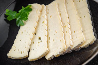 Peynir dilimleri tartiflette yumuşak peynir lezzetli lezzetli gurme yemek arkaplanı masa rustik gıda üst görünüm fotokopi alanı