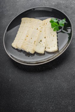 Peynir dilimleri tartiflette yumuşak peynir lezzetli lezzetli gurme yemek arkaplanı masa rustik gıda üst görünüm fotokopi alanı