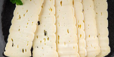 Peynir dilimleri tartiflette yumuşak peynir lezzetli lezzetli gurme yemek arkaplanı masa rustik gıda üst görünüm fotokopi alanı