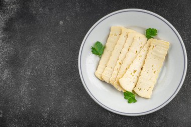 Peynir dilimleri tartiflette yumuşak peynir lezzetli lezzetli gurme yemek arkaplanı masa rustik gıda üst görünüm fotokopi alanı