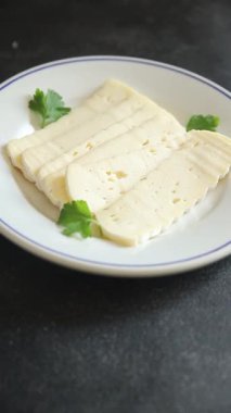 Peynir dilimleri tartiflette yumuşak peynir lezzetli lezzetli gurme yemek arkaplanı masa rustik gıda üst görünüm fotokopi alanı