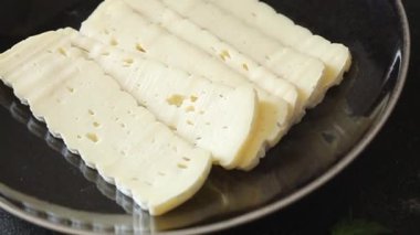 Peynir dilimleri tartiflette yumuşak peynir lezzetli lezzetli gurme yemek arkaplanı masa rustik gıda üst görünüm fotokopi alanı
