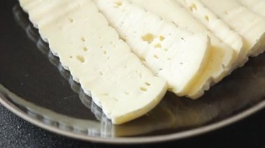 Peynir dilimleri tartiflette yumuşak peynir lezzetli lezzetli gurme yemek arkaplanı masa rustik gıda üst görünüm fotokopi alanı