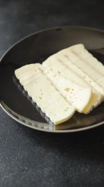 Peynir dilimleri tartiflette yumuşak peynir lezzetli lezzetli gurme yemek arkaplanı masa rustik gıda üst görünüm fotokopi alanı