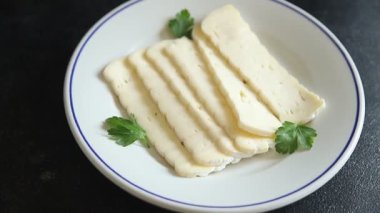 Peynir dilimleri tartiflette yumuşak peynir lezzetli lezzetli gurme yemek arkaplanı masa rustik gıda üst görünüm fotokopi alanı
