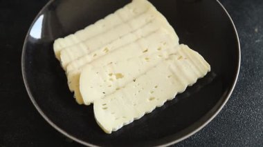 Peynir dilimleri tartiflette yumuşak peynir lezzetli lezzetli gurme yemek arkaplanı masa rustik gıda üst görünüm fotokopi alanı