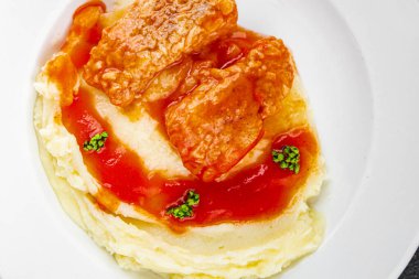 Domates soslu balık ve patates püresi lezzetli lezzetli gurme yemek masa arkası kırsal yemek fotokopi alanı.