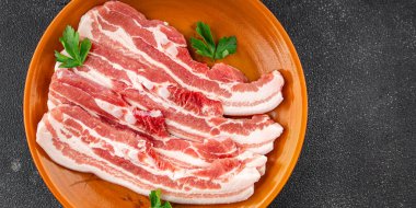 Domuz pastırması domuz eti taze gurme yemek arkaplanı masanın üstünde rustik yemek üst görünüm kopyalama alanı