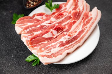 Domuz pastırması domuz eti taze gurme yemek arkaplanı masanın üstünde rustik yemek üst görünüm kopyalama alanı