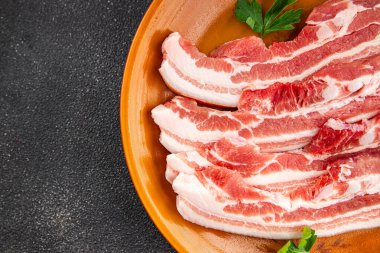 Domuz pastırması domuz eti taze gurme yemek arkaplanı masanın üstünde rustik yemek üst görünüm kopyalama alanı