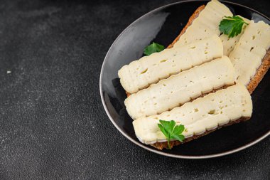 Sandviç peynirli Camembert peyniri ya da Brie taze lezzetli gurme yemek arkaplanı masa rustik gıda üst görünüm fotokopi alanı