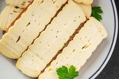 Sandviç peynirli Camembert peyniri ya da Brie taze lezzetli gurme yemek arkaplanı masa rustik gıda üst görünüm fotokopi alanı