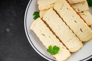 Sandviç peynirli Camembert peyniri ya da Brie taze lezzetli gurme yemek arkaplanı masa rustik gıda üst görünüm fotokopi alanı