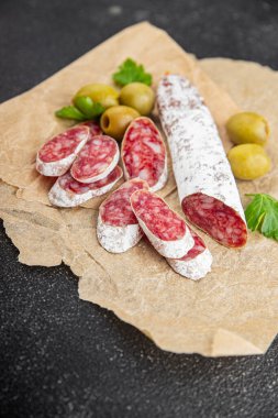 Et sosisi İspanyol eti lezzeti taze gurme yemek arkaplanı masa üzerinde rustik gıda üst görünüm fotokopi alanı