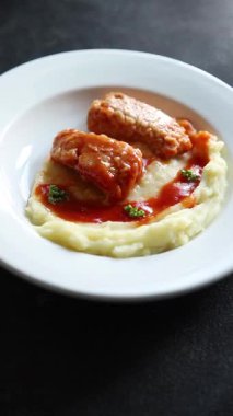 Domates soslu balık ve patates püresi lezzetli lezzetli gurme yemek masa arkası kırsal yemek fotokopi alanı.