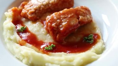 Domates soslu balık ve patates püresi lezzetli lezzetli gurme yemek masa arkası kırsal yemek fotokopi alanı.