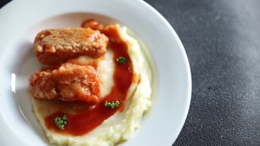 Domates soslu balık ve patates püresi lezzetli lezzetli gurme yemek masa arkası kırsal yemek fotokopi alanı.