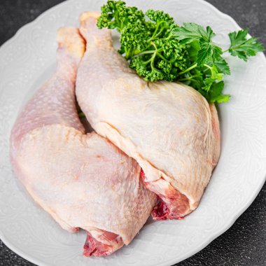 Tavuk bacağı çiğ kümes eti lezzetli lezzetli gurme yemek arka plan masa yemeği kırsal manzara fotokopi alanı keto ve paleo diyeti