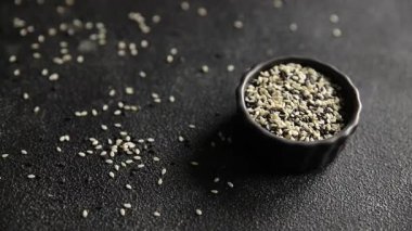 Susamlı baharat karışımı beyaz ve siyah lezzetli taze gurme yemekleri masa rustik yiyeceklerin üstünde fotokopi alanı keto ve paleo diyet vejetaryen ve vejetaryen yemekleri.