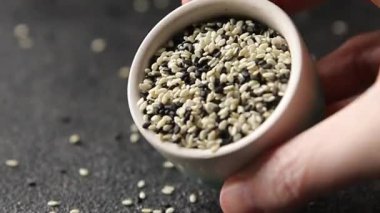 Susamlı baharat karışımı beyaz ve siyah lezzetli taze gurme yemekleri masa rustik yiyeceklerin üstünde fotokopi alanı keto ve paleo diyet vejetaryen ve vejetaryen yemekleri.