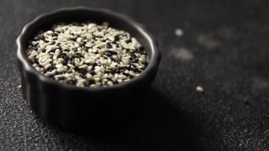 Susamlı baharat karışımı beyaz ve siyah lezzetli taze gurme yemekleri masa rustik yiyeceklerin üstünde fotokopi alanı keto ve paleo diyet vejetaryen ve vejetaryen yemekleri.