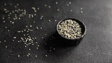 Susamlı baharat karışımı beyaz ve siyah lezzetli taze gurme yemekleri masa rustik yiyeceklerin üstünde fotokopi alanı keto ve paleo diyet vejetaryen ve vejetaryen yemekleri.
