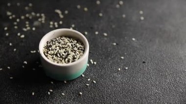 Susamlı baharat karışımı beyaz ve siyah lezzetli taze gurme yemekleri masa rustik yiyeceklerin üstünde fotokopi alanı keto ve paleo diyet vejetaryen ve vejetaryen yemekleri.