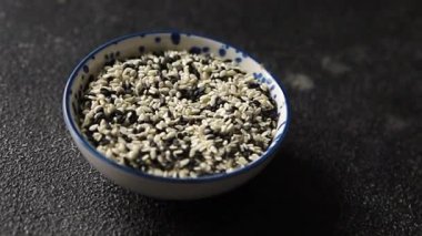 Susamlı baharat karışımı beyaz ve siyah lezzetli taze gurme yemekleri masa rustik yiyeceklerin üstünde fotokopi alanı keto ve paleo diyet vejetaryen ve vejetaryen yemekleri.