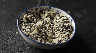 Susamlı baharat karışımı beyaz ve siyah lezzetli taze gurme yemekleri masa rustik yiyeceklerin üstünde fotokopi alanı keto ve paleo diyet vejetaryen ve vejetaryen yemekleri.