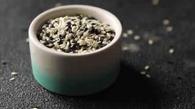 Susamlı baharat karışımı beyaz ve siyah lezzetli taze gurme yemekleri masa rustik yiyeceklerin üstünde fotokopi alanı keto ve paleo diyet vejetaryen ve vejetaryen yemekleri.