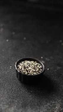 Susamlı baharat karışımı beyaz ve siyah lezzetli taze gurme yemekleri masa rustik yiyeceklerin üstünde fotokopi alanı keto ve paleo diyet vejetaryen ve vejetaryen yemekleri.