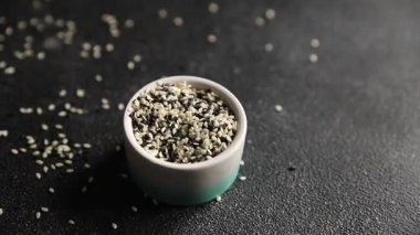 Susamlı baharat karışımı beyaz ve siyah lezzetli taze gurme yemekleri masa rustik yiyeceklerin üstünde fotokopi alanı keto ve paleo diyet vejetaryen ve vejetaryen yemekleri.